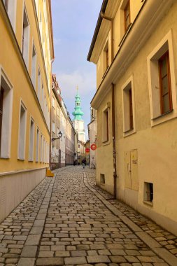 SLOVAKIA, BRATISLAVA - 8 Ocak 2025: Bratislava 'daki tarihi şehir merkezinde yürüyüş