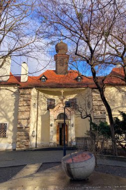 SLOVAKIA, BRATISLAVA - 8 Ocak 2025: Bratislava 'daki tarihi şehir merkezinde yürüyüş