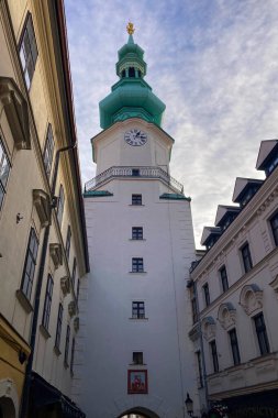 SLOVAKIA, BRATISLAVA - 8 Ocak 2025: Michael 'ın Kapısı Bratislava' daki ortaçağ tahkimatlarından korunmuş tek şehir kapısı