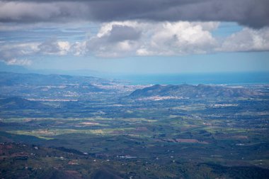Yunquera 'nın panoramik manzarası ve Puerto Saucillo' dan uzanan çam ormanı manzarası, Sierra de las Nieves Ulusal Parkı, Endülüs, İspanya