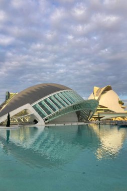 VALENCIA, İspanya - 18 Kasım 2024 'te Valencia, İspanya' da akşam yürüyüşü