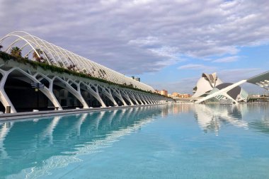 VALENCIA, İspanya - 18 Kasım 2024 'te Valencia, İspanya' da akşam yürüyüşü