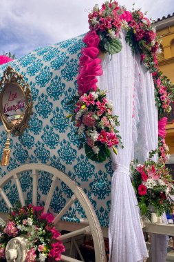 TORREMOLINOS, SPAIN - 21 Eylül 2025: İspanya 'nın Torremolinos kentindeki festivalden önceki Pazar günü geleneksel San Miguel haccını renkli arabalarla, müzikle ve Endülüs festivalinde giyilen insanlarla kutlamak.