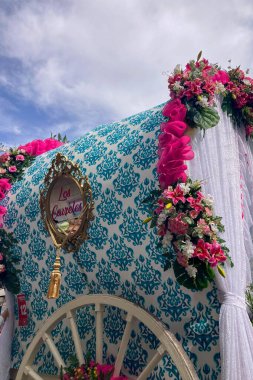 TORREMOLINOS, SPAIN - 21 Eylül 2025: İspanya 'nın Torremolinos kentindeki festivalden önceki Pazar günü geleneksel San Miguel haccını renkli arabalarla, müzikle ve Endülüs festivalinde giyilen insanlarla kutlamak.