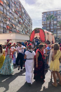 TORREMOLINOS, SPAIN - 21 Eylül 2025: İspanya 'nın Torremolinos kentindeki festivalden önceki Pazar günü geleneksel San Miguel haccını renkli arabalarla, müzikle ve Endülüs festivalinde giyilen insanlarla kutlamak.