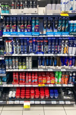 MALAGA, SPAIN - 29 Haziran 2025: Carrefour süpermarketindeki raflarda 29 Temmuz 2025 tarihinde Malaga, İspanya 'da gıda, içecek ve ev eşyaları gibi çok çeşitli ürünler depolanmıştır.