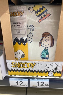 MALAGA, SPAIN - 29 Haziran 2025: Carrefour süpermarketindeki raflarda 29 Temmuz 2025 tarihinde Malaga, İspanya 'da gıda, içecek ve ev eşyaları gibi çok çeşitli ürünler depolanmıştır.