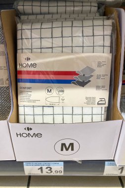 MALAGA, SPAIN - 29 Haziran 2025: Carrefour süpermarketindeki raflarda 29 Temmuz 2025 tarihinde Malaga, İspanya 'da gıda, içecek ve ev eşyaları gibi çok çeşitli ürünler depolanmıştır.