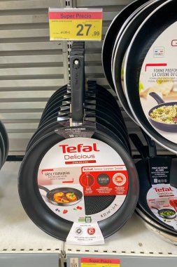 MALAGA, SPAIN - 29 Haziran 2025: Carrefour süpermarketindeki raflarda 29 Temmuz 2025 tarihinde Malaga, İspanya 'da gıda, içecek ve ev eşyaları gibi çok çeşitli ürünler depolanmıştır.