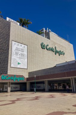 MALAGA, İspanya - 10 Temmuz 2025: İspanya 'nın Malaga kentindeki El Corte Ingls süpermarketlerindeki raflar, düzenli ve renkli bir vitrin oluşturan çeşitli yiyecek ve içeceklerle dolu..