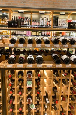 MALAGA, İspanya - 10 Temmuz 2025: İspanya 'nın Malaga kentindeki El Corte Ingls süpermarketlerindeki raflar, düzenli ve renkli bir vitrin oluşturan çeşitli yiyecek ve içeceklerle dolu..