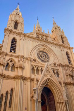 MALAGA, İSPAN - 10 Temmuz 2025 İspanya 'nın sakin caddelerinde sabah yürüyüşü, yumuşak güneş ışığı ve sakin şehir atmosferiyle.