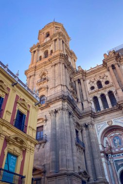 MALAGA, İSPAN - 10 Temmuz 2025 İspanya 'nın sakin caddelerinde sabah yürüyüşü, yumuşak güneş ışığı ve sakin şehir atmosferiyle.