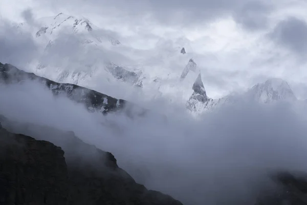 Montanha Pico Nepal Montanha Rochosa Com Neve Névoa — Fotografia de Stock