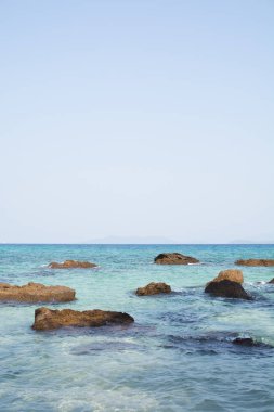 Mavi denizde taşlar. Tayland Körfezi'ndeki Ada.