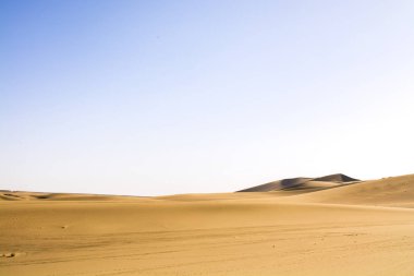 Çin'de çöl ve berrak gökyüzü. Resimde hiç kimse yok. 