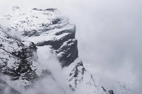 Montanha pico no Nepal. Montanha rochosa com neve na névoa — Fotografia de Stock