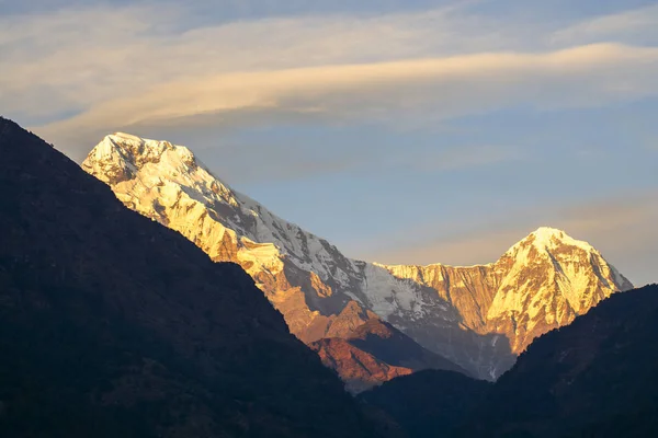 Picchi di montagna al mattino in Nepal — Foto Stock