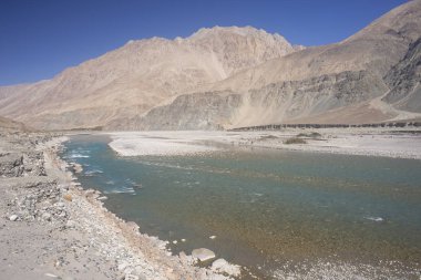 Ladakh, Hindistan'da dağ lık nehir