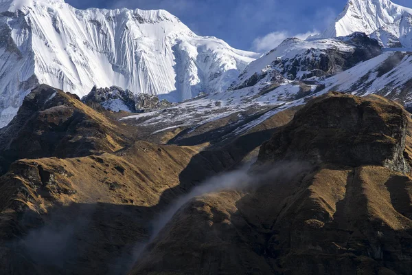 Snow Mountain mist in de ochtend in Nepal — Stockfoto