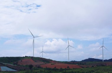 Tepede türbinler enerji santrali