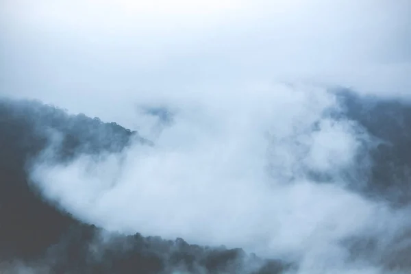 Гори пейзаж з туманом вранці — стокове фото