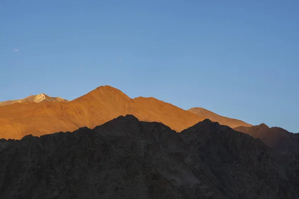 Cordillera con cielo azul claro al atardecer, Leh, India — Foto de Stock