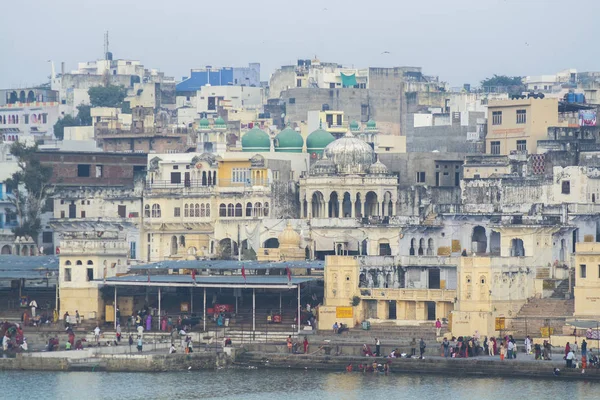 Pushkar Lake med stads bakgrund — Stockfoto