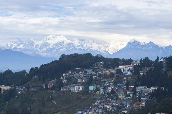 Darjeeling Stadt mit Bergkette im Hintergrund — Stockfoto