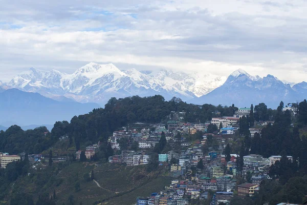 Arka planda dağ sırası ile Darjeeling City