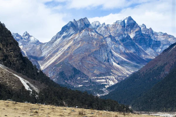 Pics de montagne rocheux en Himalaya, vallée du Yumthang, Sikkim Nord , — Photo