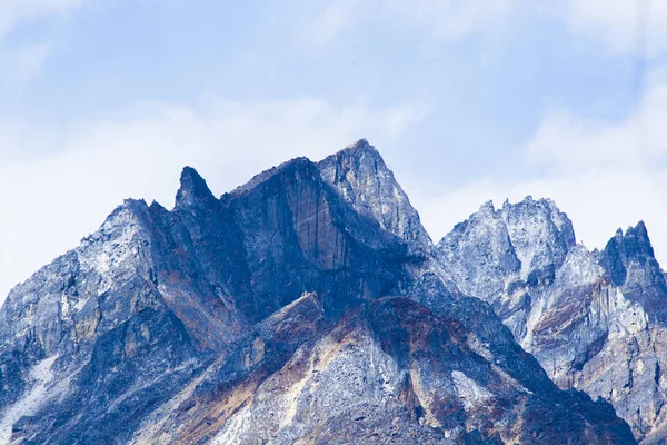 Picos de montanha de rocha no Himalaia, Yumthang Valley, North Sikkim , — Fotografia de Stock