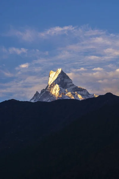 Bulutlar ile mavi gökyüzüne karşı akşam dağ zirvesi, Nepal