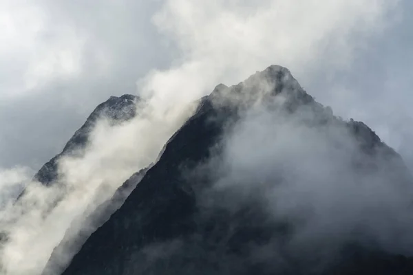 Picos de montanha em névoa, North Sikkim, Índia — Fotografia de Stock