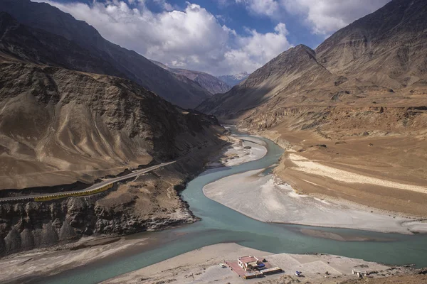 Vista al río y cordillera contra el cielo azul con nubes — Foto de Stock