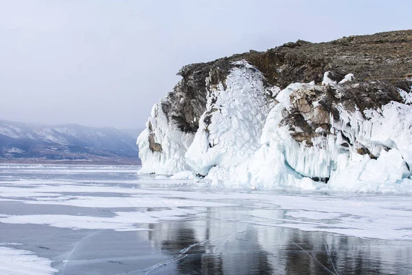Skalní ostrov v jezeře Bikal, Rusko, fotografie krajiny — Stock fotografie