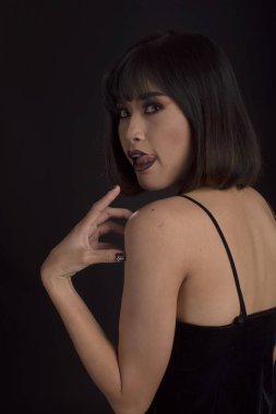 Koyu ton makyaj ile Güneydoğu asya kadın