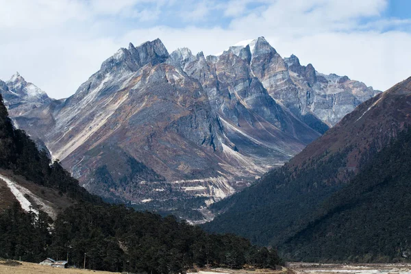 Picchi montuosi nel Sikkim settentrionale, India — Foto Stock