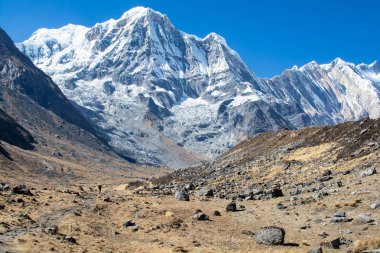 Himalayalar,Napal'da akarsu ile dağlar zirveleri