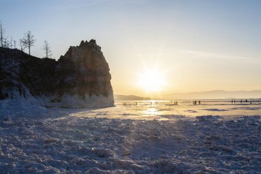 Baykal Gölü alacakaranlıkta kaya adası, Rusya