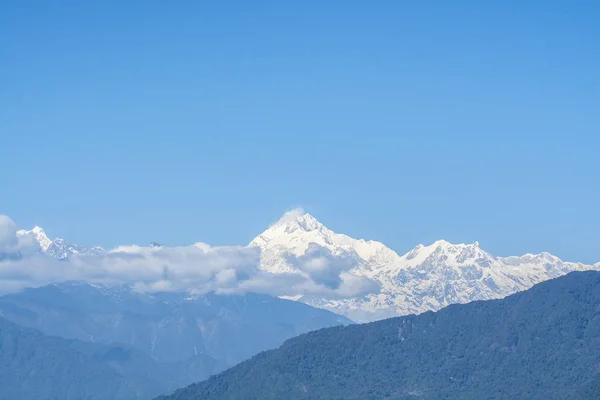 Montagnes sommets dans la brume, ombre bleue des montagnes — Photo