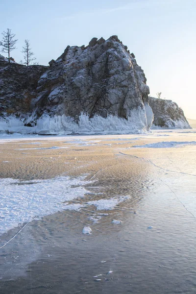 Ilha de rochas no crepúsculo em Lake Baikal, Rússia — Fotografia de Stock