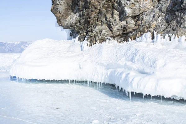 Acantilado de roca con hielo en el lago Baikal, Rusia, fotografía de paisajes —  Fotos de Stock