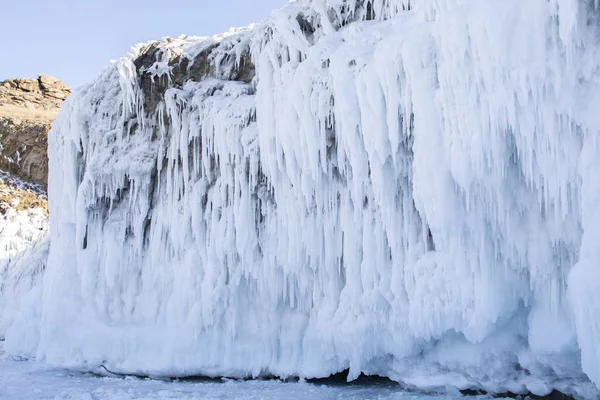 Szikla szikla jéggel a Lake Baikal, Oroszország, táj fénykép — Stock Fotó