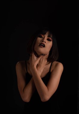 Siyah arka plan üzerinde koyu ton makyaj ile Güneydoğu asya kadın,