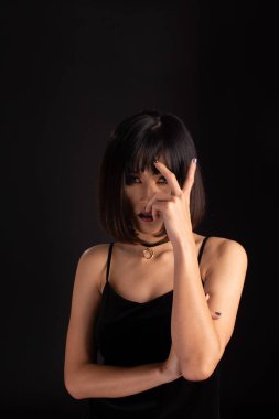 Siyah arka plan üzerinde koyu ton makyaj ile Güneydoğu asya kadın,