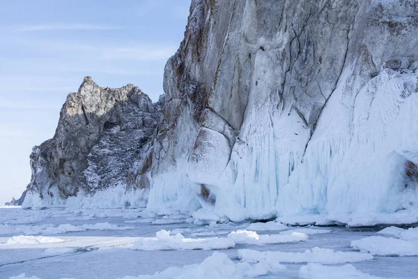 Acantilado de roca con hielo en el lago Baikal, Rusia, fotografía de paisajes —  Fotos de Stock