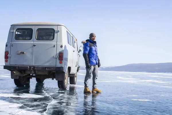 Coche y hombre en el lago congelado en Rusia —  Fotos de Stock