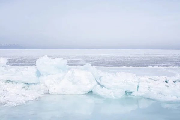 Połamany lód w zamarzniętym jeziorze na jeziorze Bajkał, Rosja — Zdjęcie stockowe