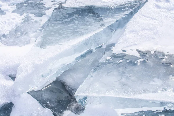 Σπασμένος πάγος σε παγωμένη λίμνη στη λίμνη Βαϊκάλη, Ρωσία — Φωτογραφία Αρχείου